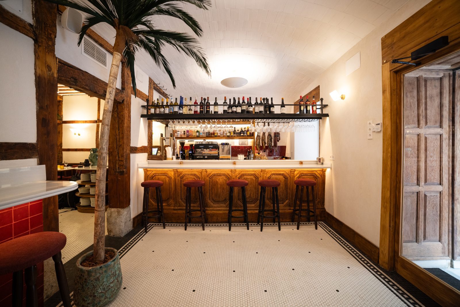 Barra de madera con taburetes en La Taberna de Peñalver Cava Baja, Madrid