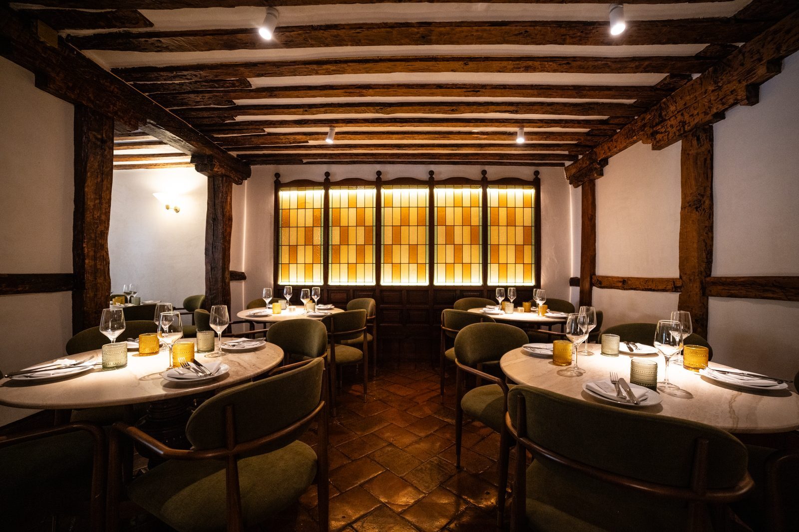 Sala principal de La Taberna de Peñalver Cava Baja con vidrieras art nouveau y vigas de madera