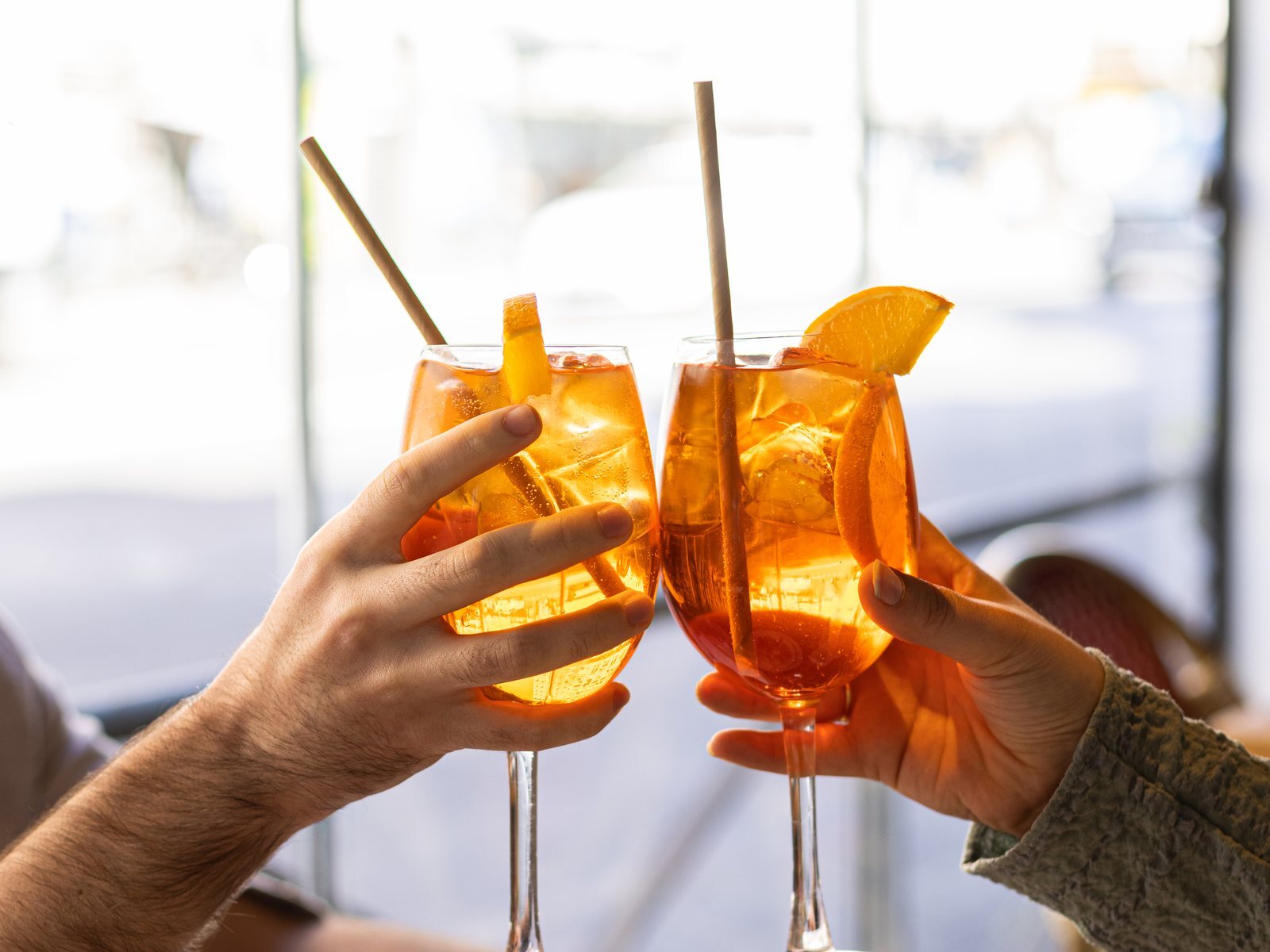Brindis con Aperol Spritz en la terraza de La Taberna de Peñalver, barrio de Salamanca