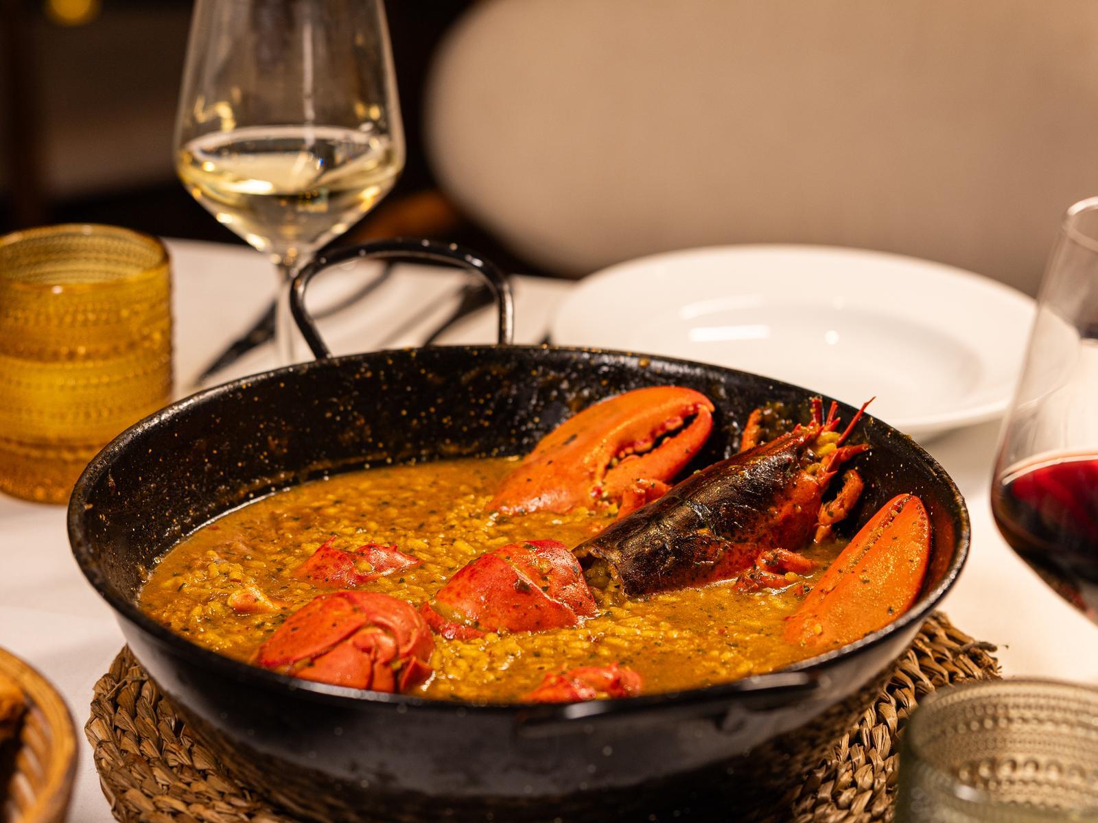 Arroz con bogavante para compartir en una cena de grupo