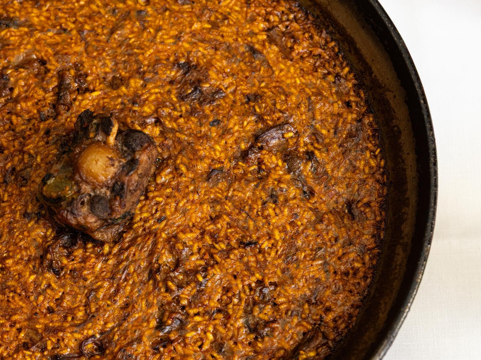 Arroz con rabo de toro en paellera