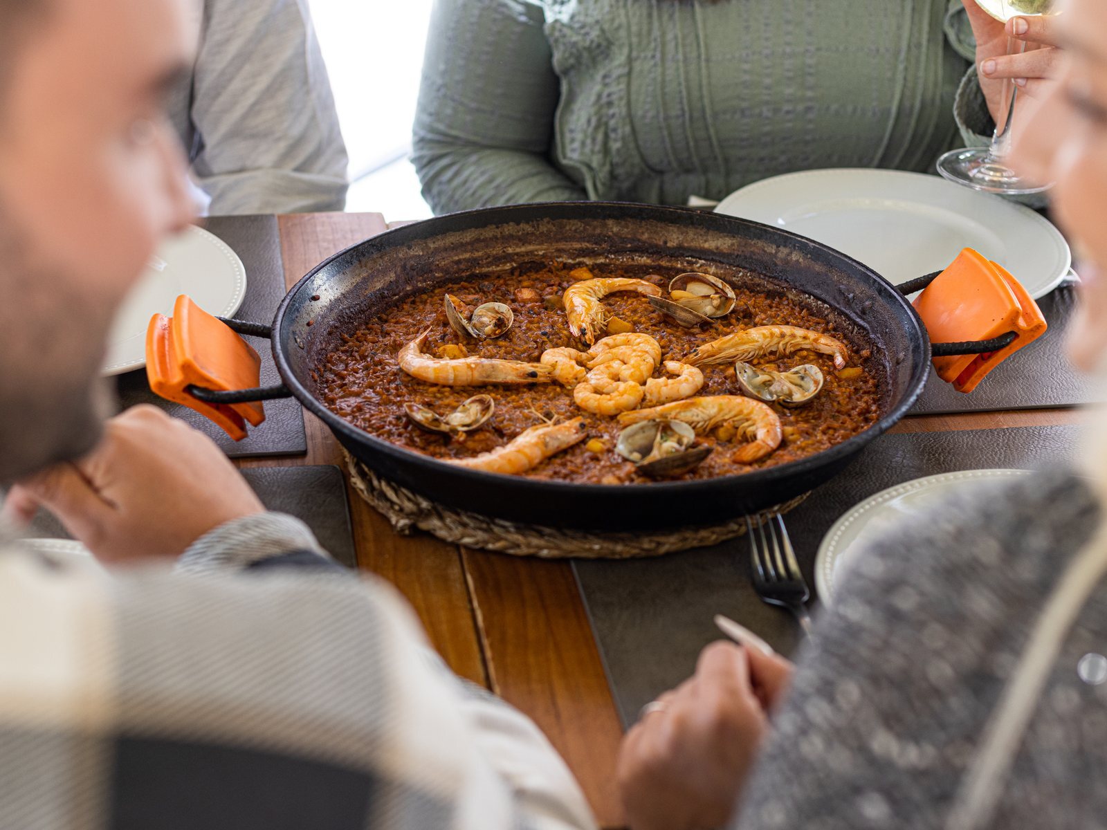 Paella de marisco en una mesa de la terraza de La Taberna de Peñalver, barrio de Salamanca