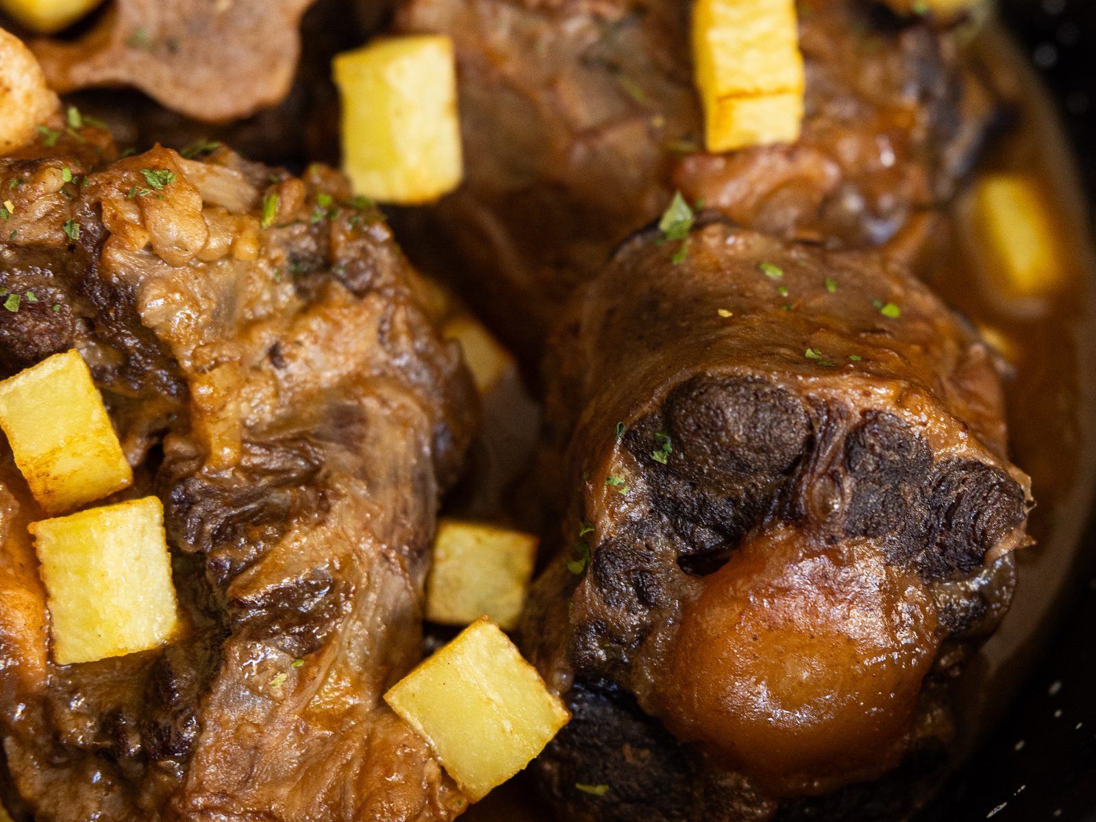 Rabo de toro que se deshace, cocinado a fuego lento