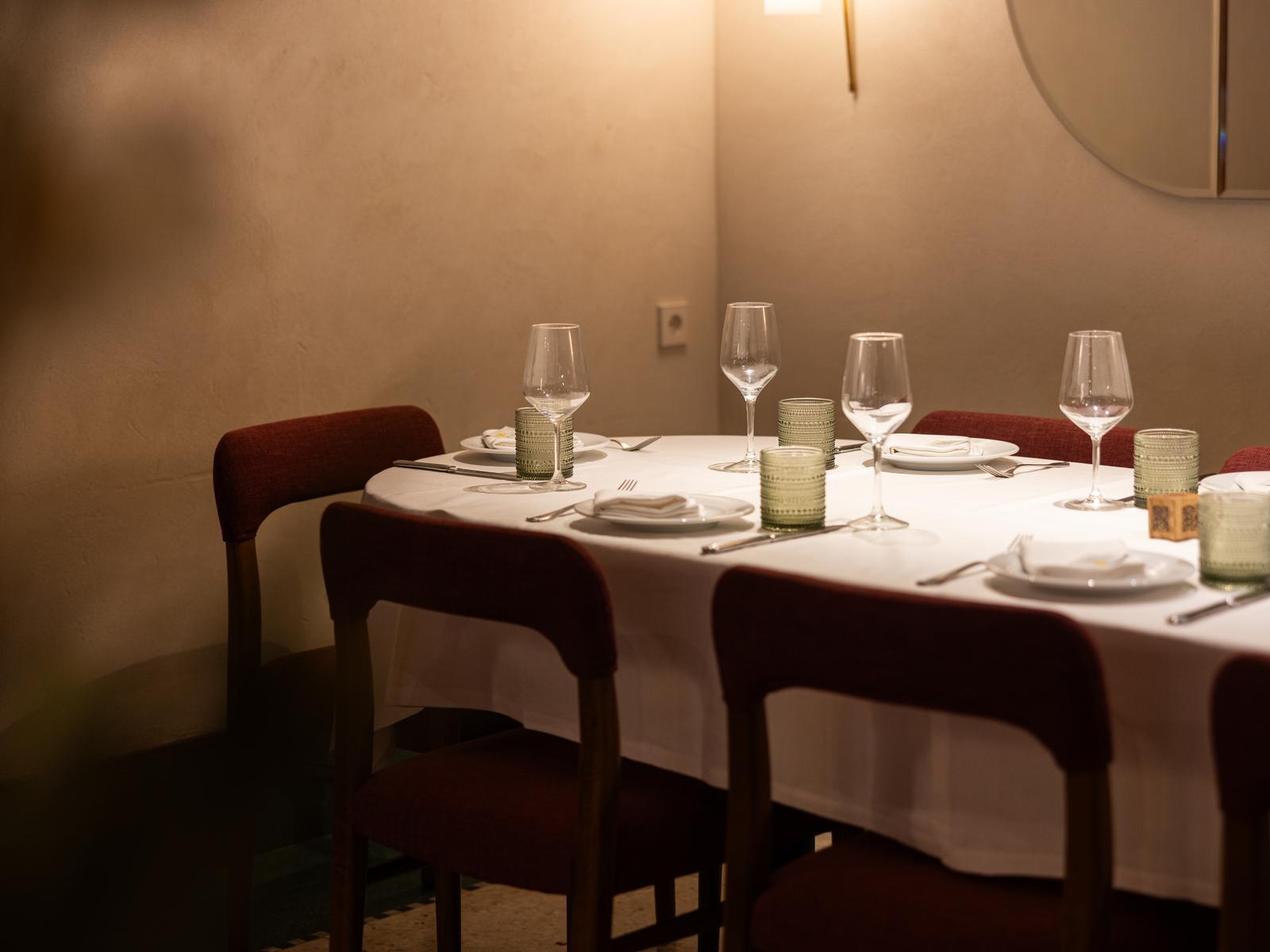 Mesa preparada para un grupo en el reservado de La Taberna de Peñalver