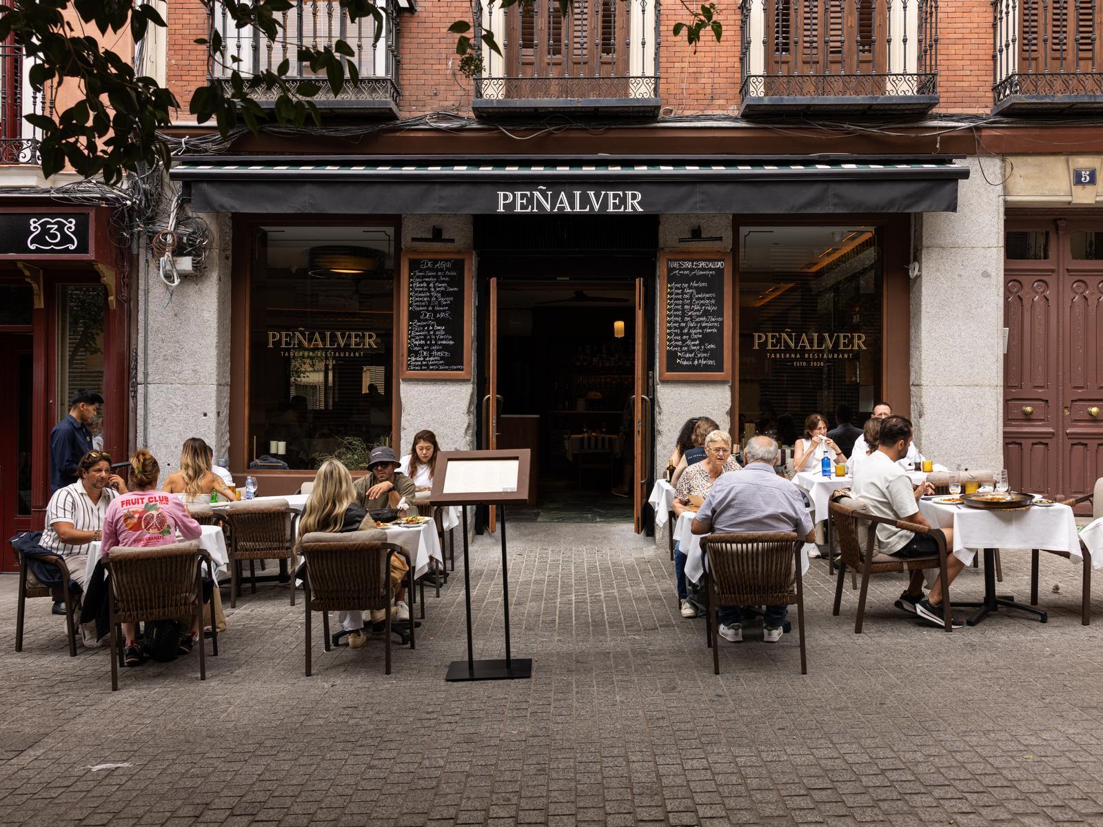 Fachada y terraza de la Taberna de Peñalver en Callao, junto a Gran Vía