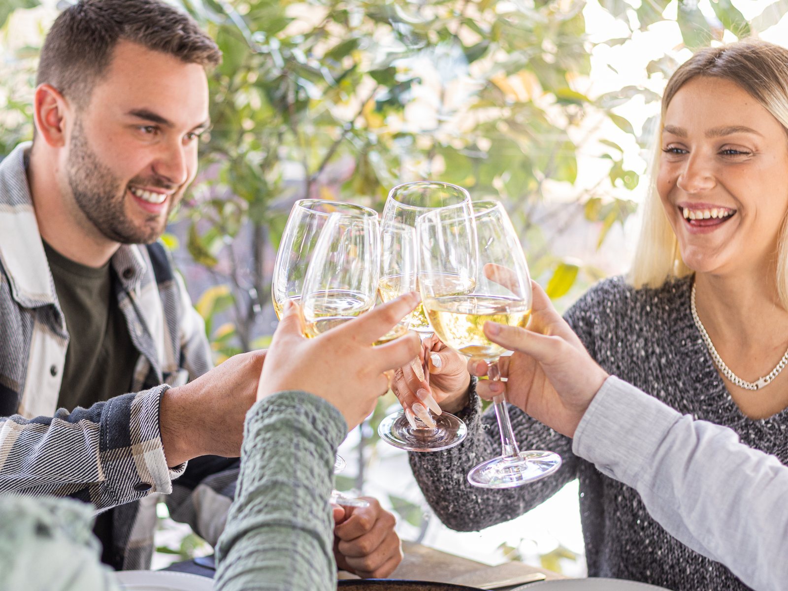 Brindis en la terraza de La Taberna de Peñalver, barrio de Salamanca
