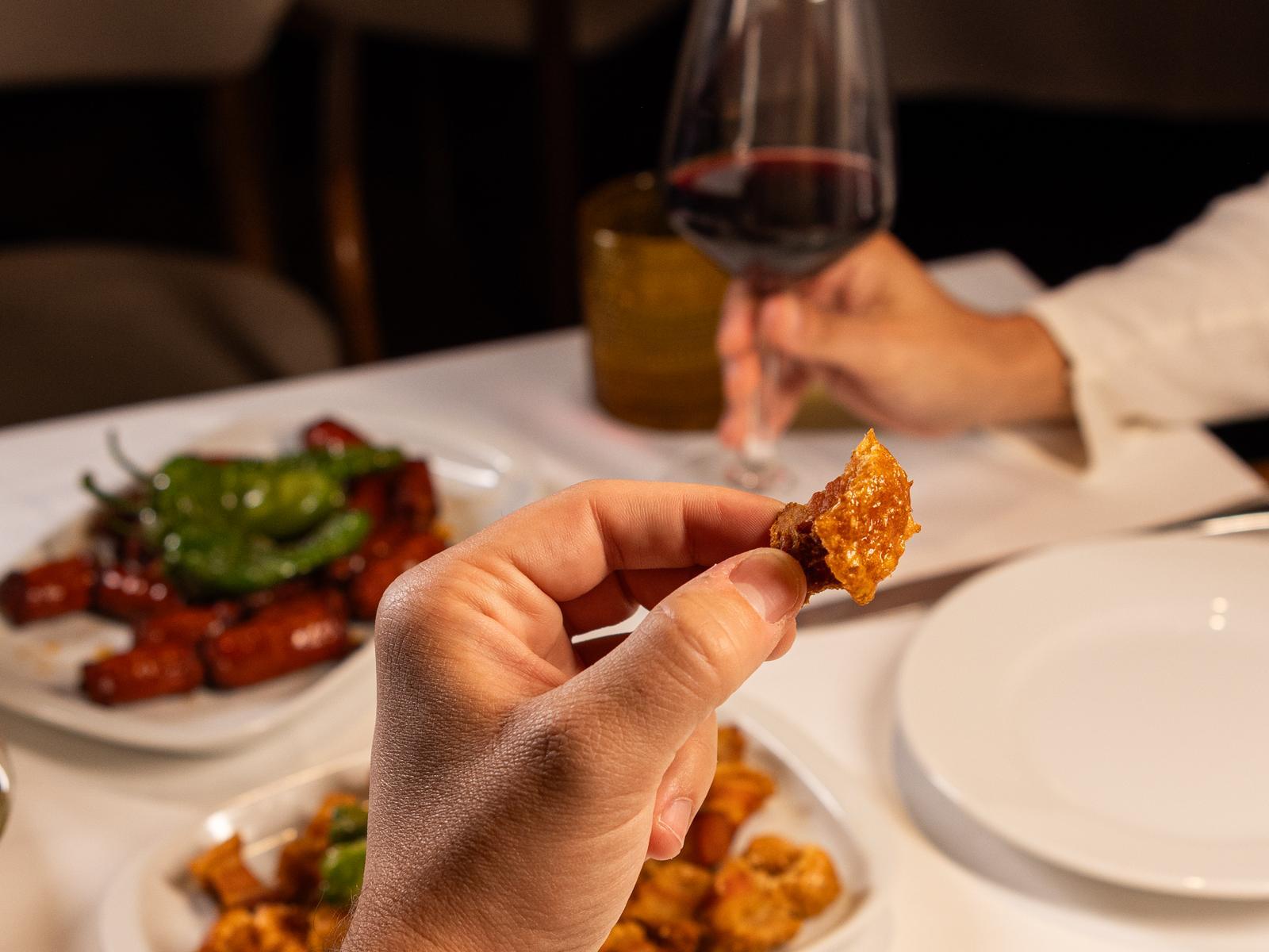 Torreznos y chistorra para tapear en La Taberna de Peñalver